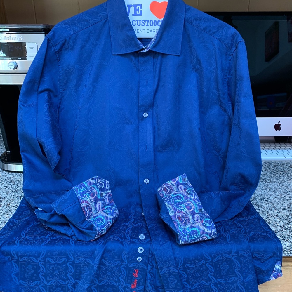 Mens button down Robert Graham shirt. Size XL.